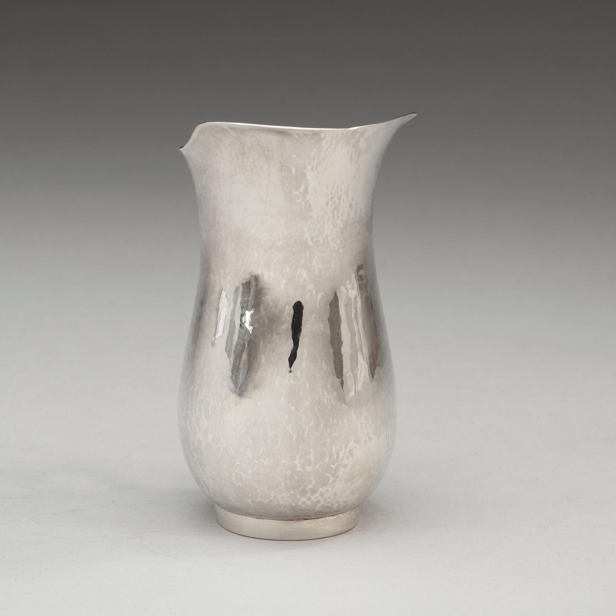 A Sigurd Persson silver jug, Stockholm 1949.