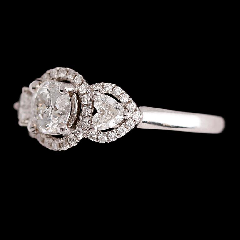 RING, 18 k vitguld, briljant- och hjärtslipade diamanter tot 1.46 ct.