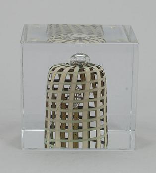 ÅRSKUB, glas, signerad Oiva Toikka, Nuutajärvi 2002, numrerad 426/2000.