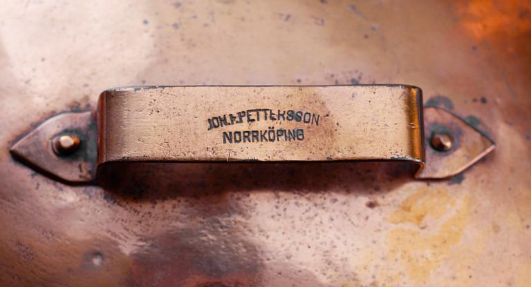 KITTEL MED LOCK samt SKOPA, KAFFEKANNA, koppar, omkring år 1900.