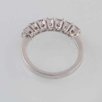 RING, 18K vitguld med 7 briljantslipade diamanter 1.01 ct, Milano, Italien. Vikt 3,7 gram.