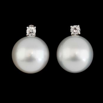 ÖRHÄNGEN, 1 par, 18K vitguld, 2 southsea pärlor, 2 briljantslipade diamanter tot ca 0.50 ct.