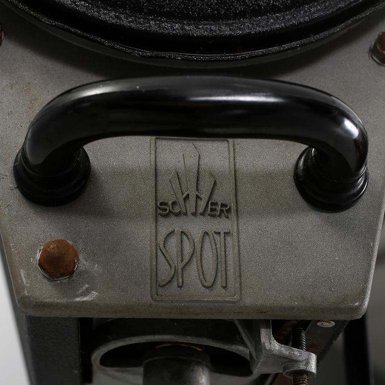 STUDIOSTRÅLKASTARE OCH STRÅLKASTARE PÅ FOT, 1940-50-tal.