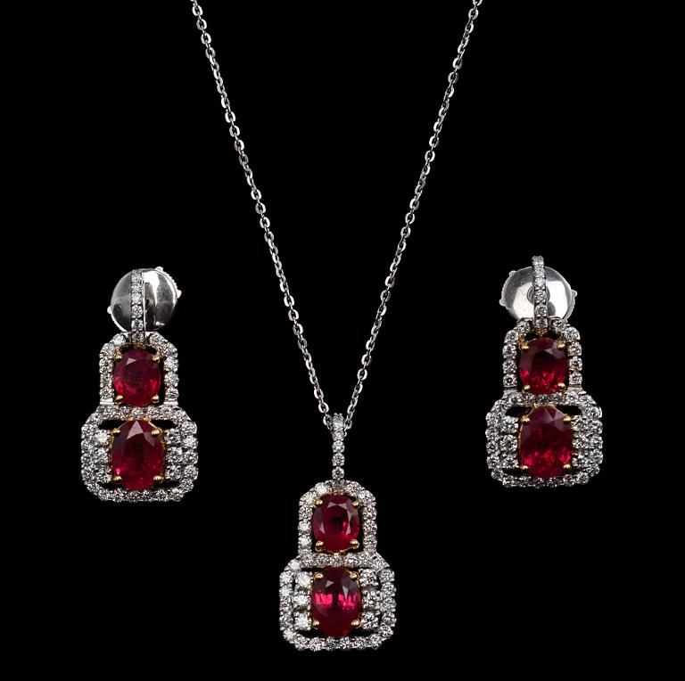 GARNITYR, briljantslipade diamanter ca 1.40 ct. Burmesiska rubiner ca 5.97 ct. Vikt 13,4 g.