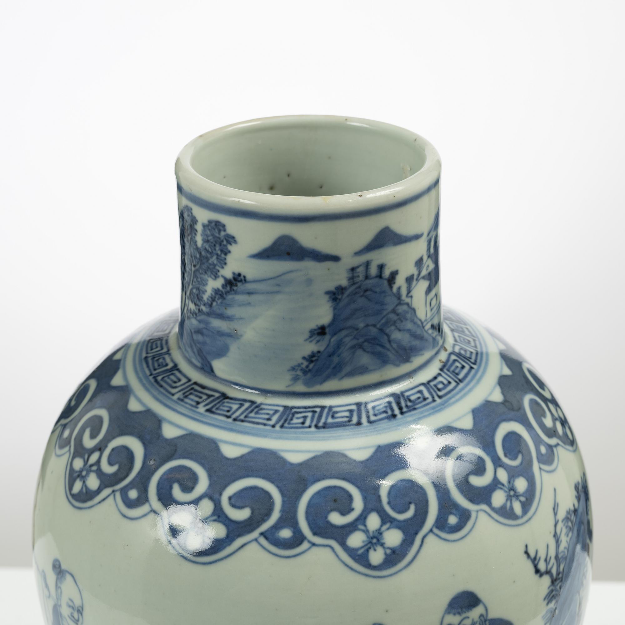 A Chinese blue and white porcelain vase, Qing dynasty, 19th century.