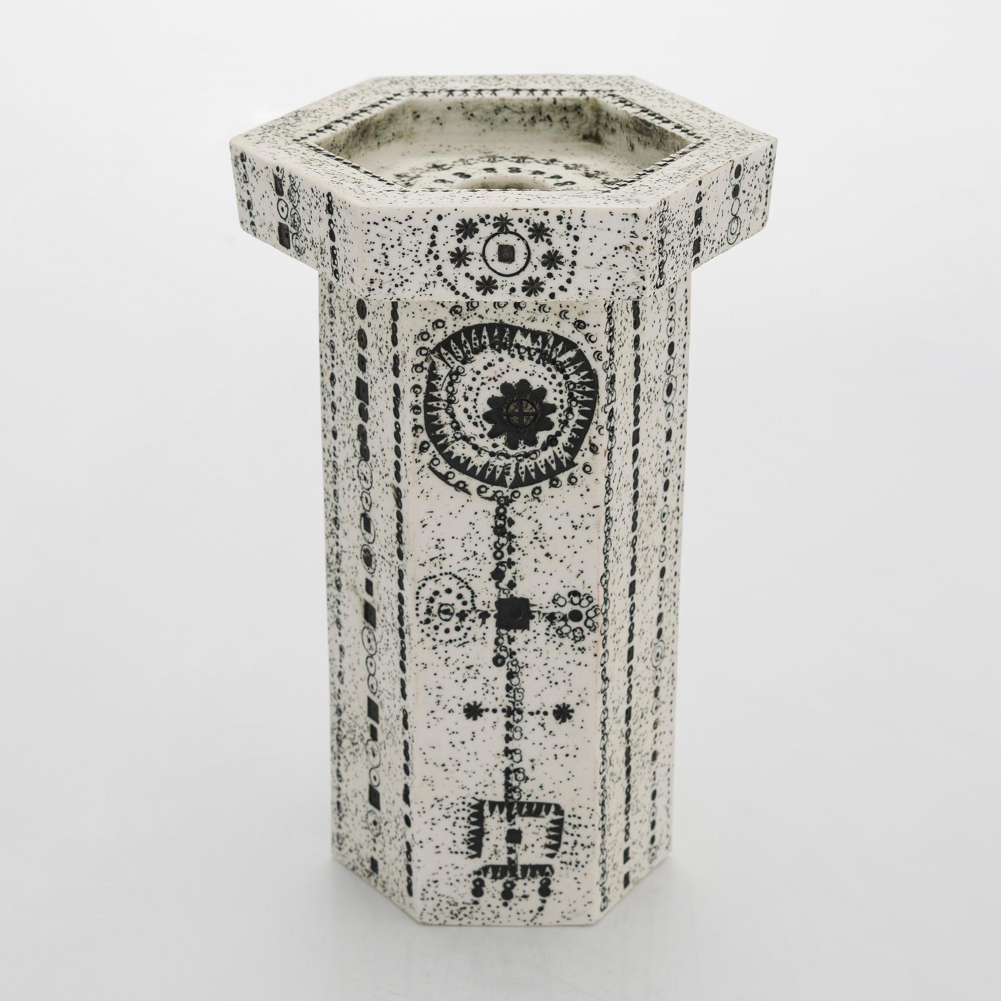 Rut Bryk, kynttilänjalka, kivitavaraa, signeerattu BRYK.