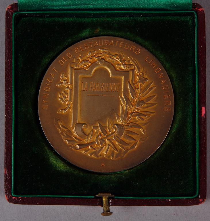 MEDALJ SAMT RIDDARTECKEN, "Syndicat des Restaurateurs Limonadiers Paris" resp "Orden av Merite Agricole". 1920-30-tal.