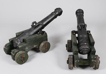 SALUTKANONER, 1 par, gjutjärn, troligen 1600-/1700-tal.