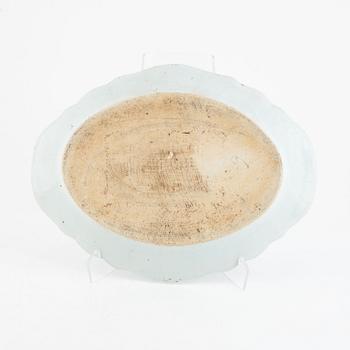 Stekfat, porslin, Kina, Qingdynastin, Qianlong (1736-95).