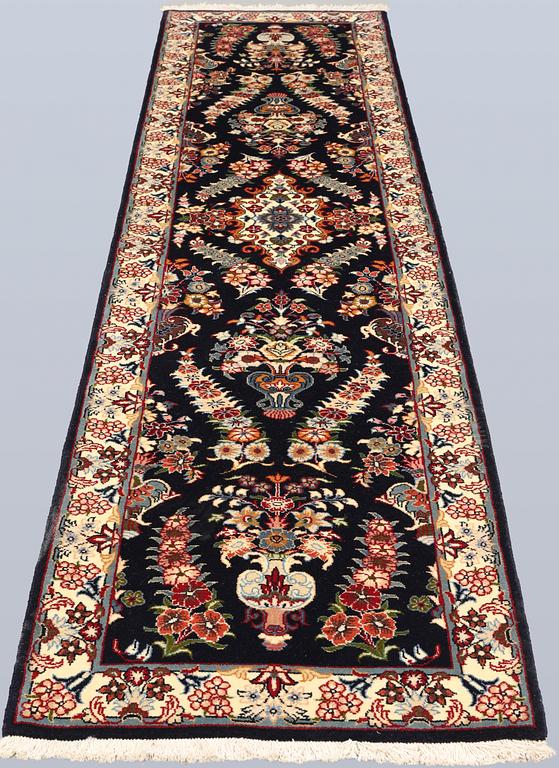 A Sarouk runner, approx. 310 x 72 cm.