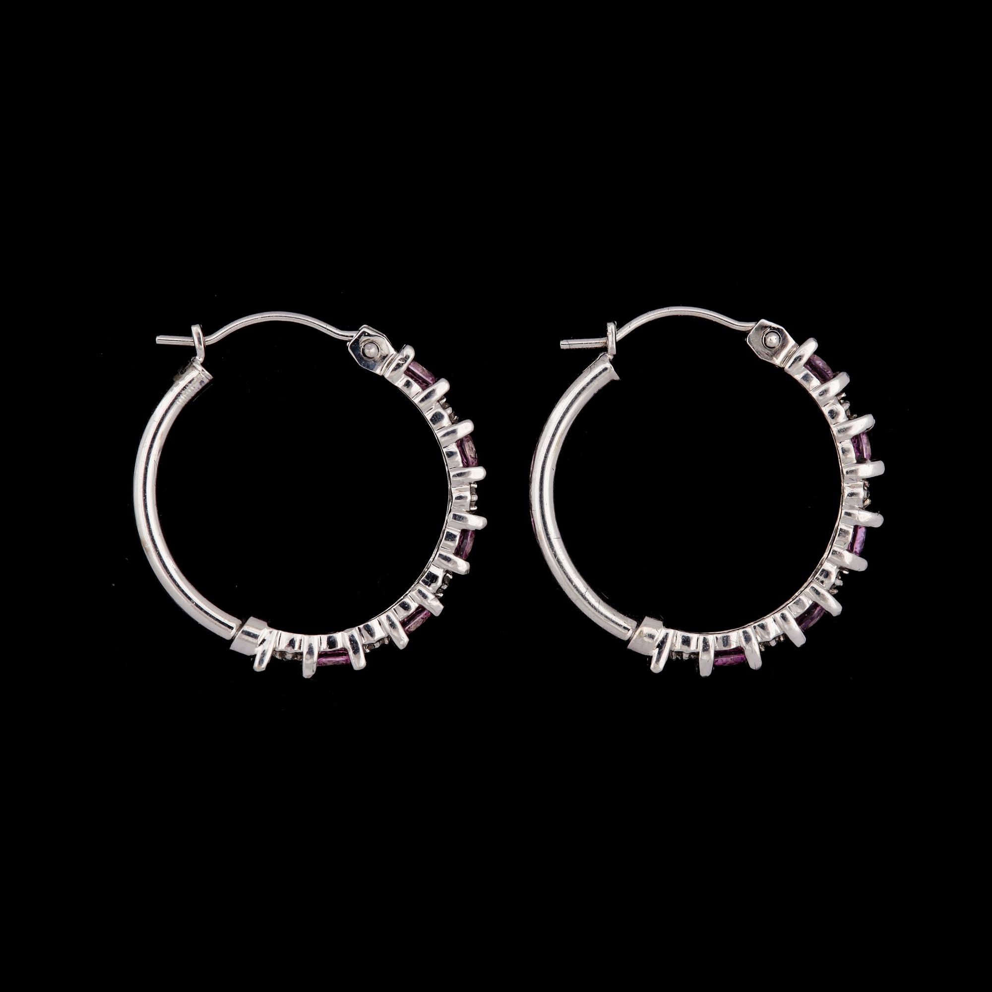 ÖRHÄNGEN, ett par, 18k vitguld, rosa safirer samt briljantslipade diamanter. Vikt ca 3 g.