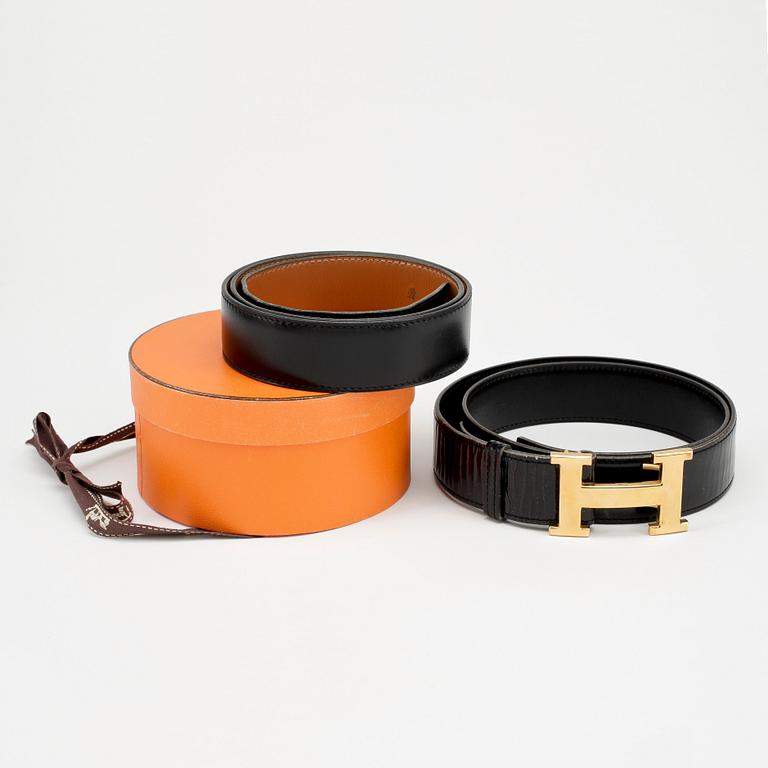 HERMÉS, a black patent leather and black leather belt.