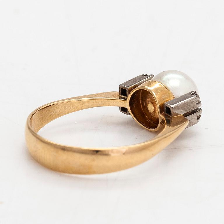 An 18K gold ring with a cultured pearl and diamaonds ca 0.04 ct in total, Helsinki 1966.
