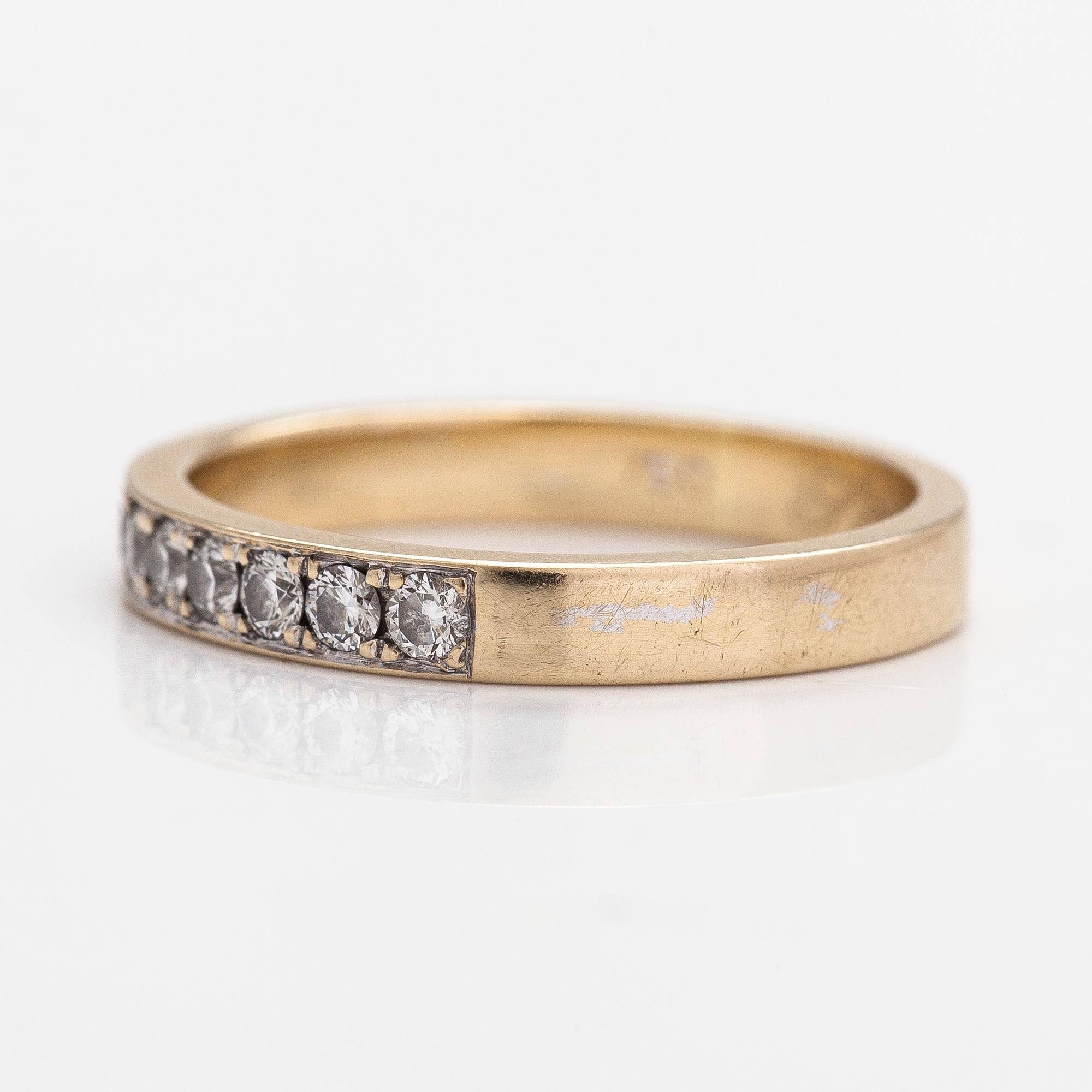 An 18K gold ring with diamonds ca. 0.39 ct in total.