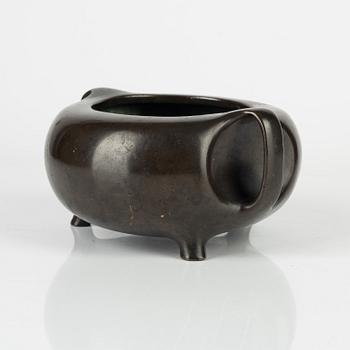 A tripod bronze censer, 19th Century.