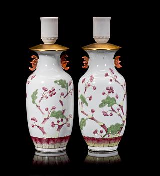 BORDSLAMPOR/VASER, ett par, porslin, Kina 1800-talets andra hälft-slut.