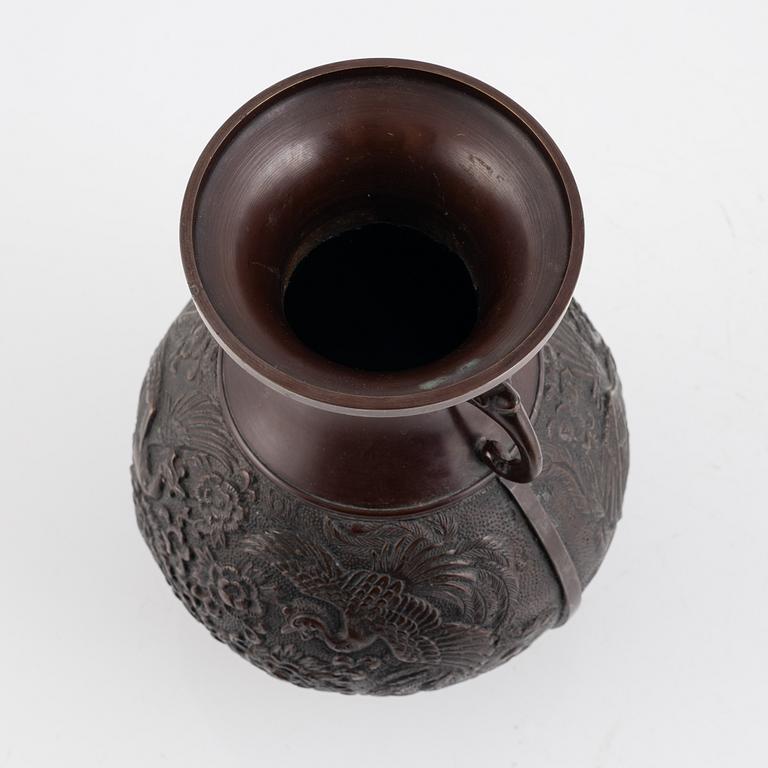 Vas, brons, signerad, Japan, 1900-tal.