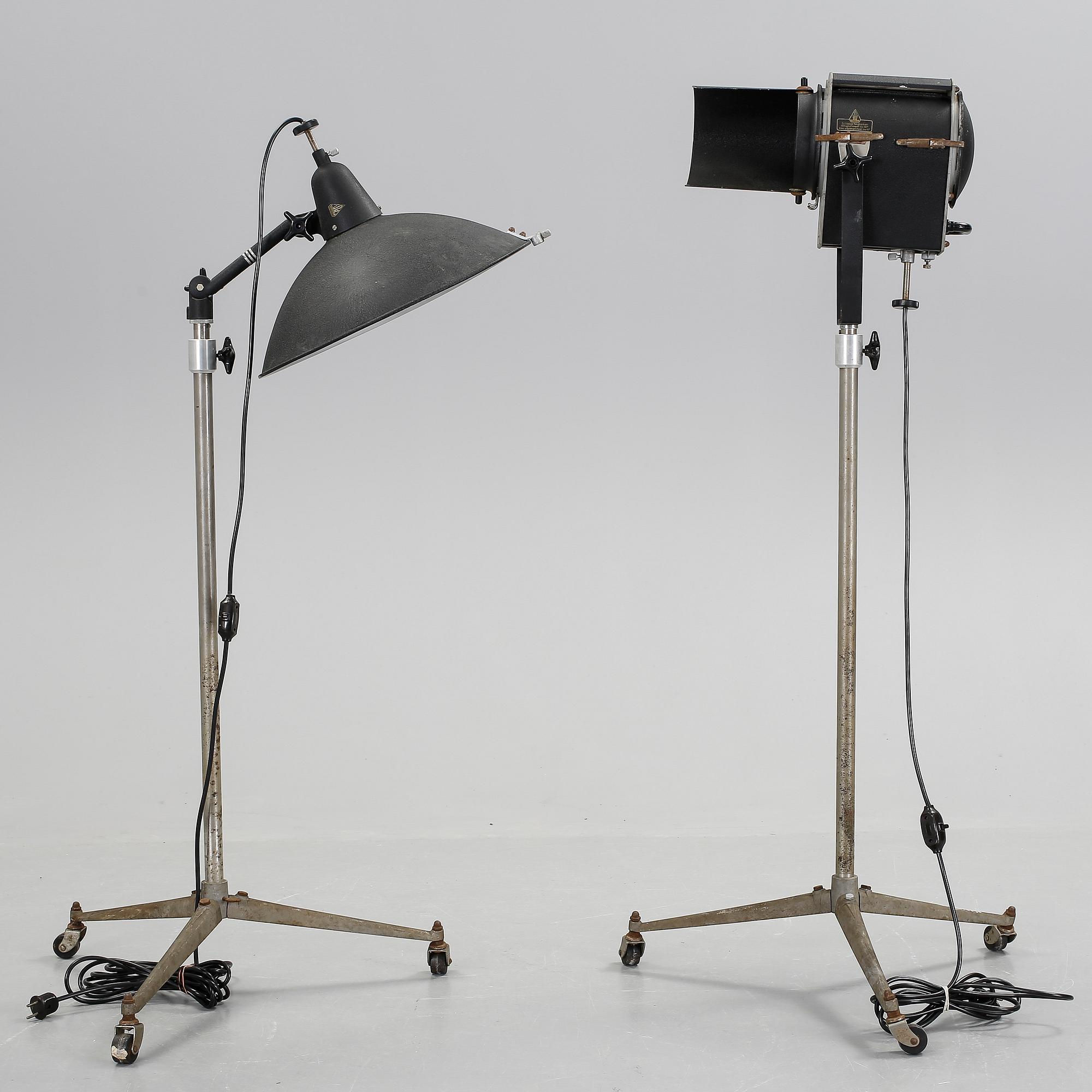 STUDIOSTRÅLKASTARE OCH STRÅLKASTARE PÅ FOT, 1940-50-tal.