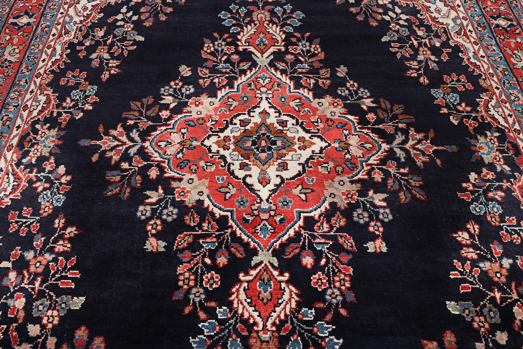 A Hamadan carpet, c. 298 x 215 cm.