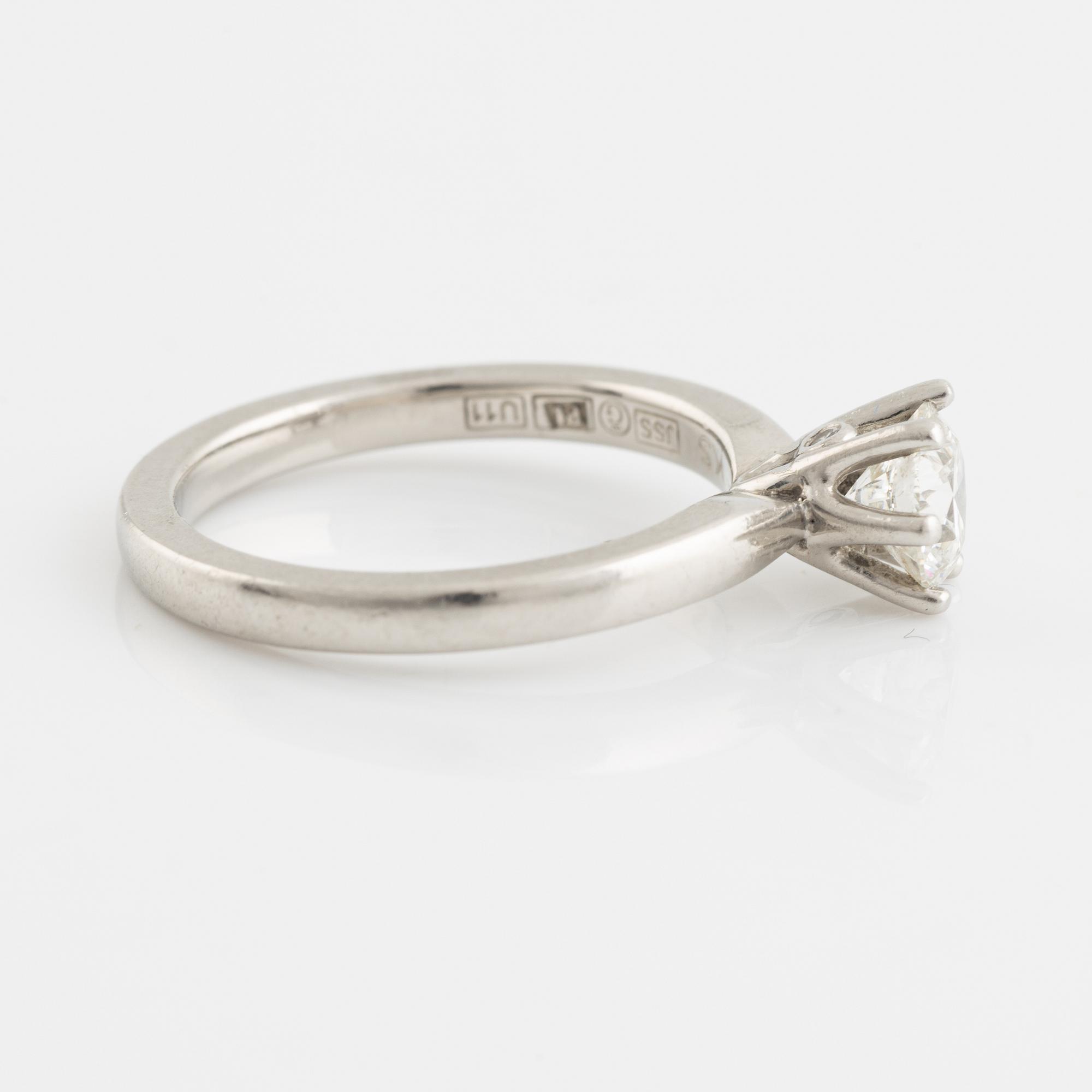Platinum and brilliant cut diamond solitaire ring 0,70 ct.