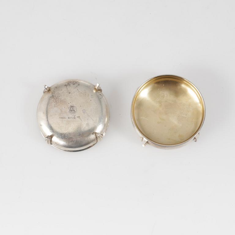 SALTKAR, ett par, Borgila, Stockholm 1927 respektive 1935. Vikt ca 63 gram.
