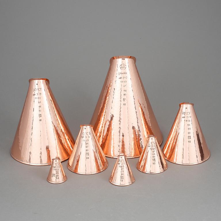 BRÄNNVINSMÅTT, 7 st, koppar, Nils Wenström, 1900-talets tredje kvartal.