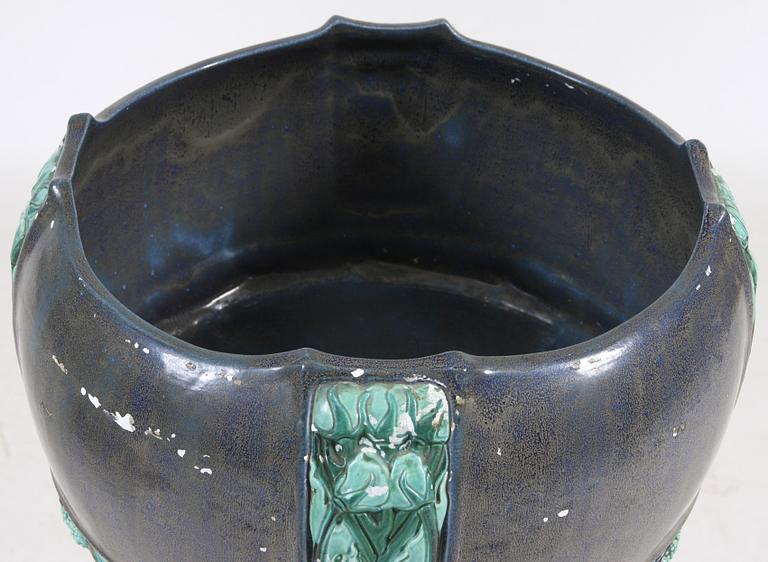 YTTERFODER SAMT PIEDESTAL, glaserad keramik, Biela-liknande märke, omkring sekelskiftet 1800/1900.