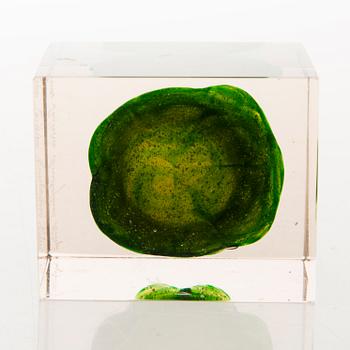 OIVA TOIKKA, A glass cube signed Oiva Toikka Nuutajärvi Notsjö.