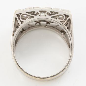 Ring, 18K white gold, set with three brilliant-cut diamonds and octagonal-cut diamonds.