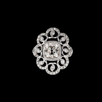 862. An old-cut diamond ring. Center stone circa 1.94 cts, surrounded by 70 smaller diamonds with different cuts.