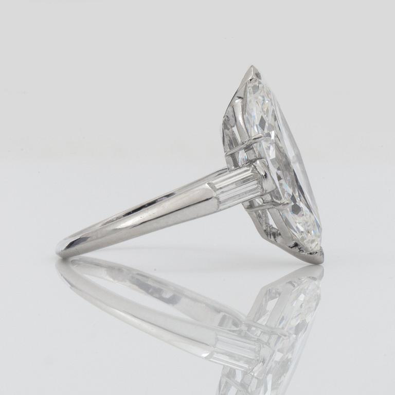 RING med en 5.10 ct marquise slipad diamant. Kvalitet ca E/IF enligt HRD certifikat.