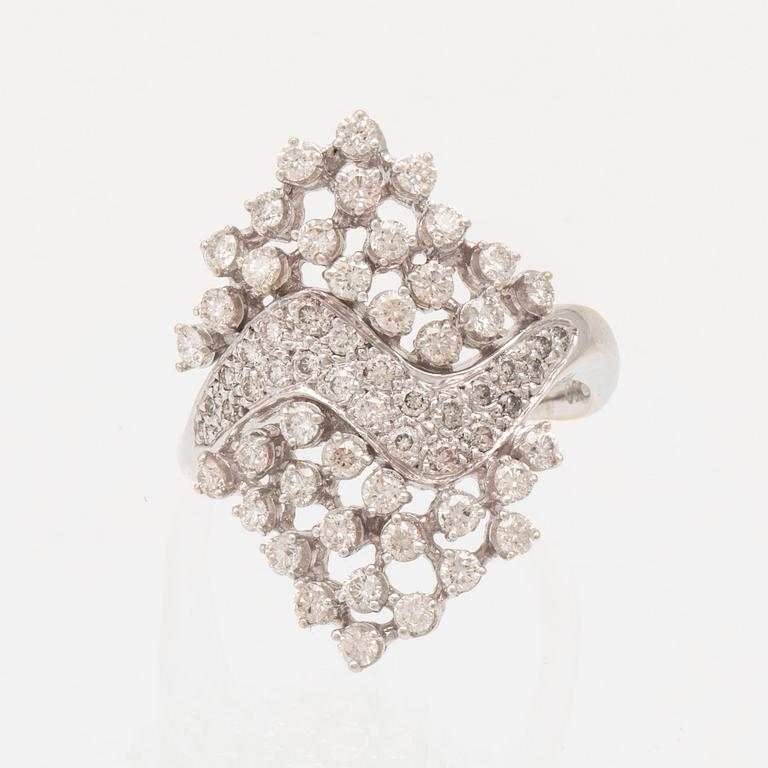 An 18K white gold ring set with round brilliant cut diamonds.