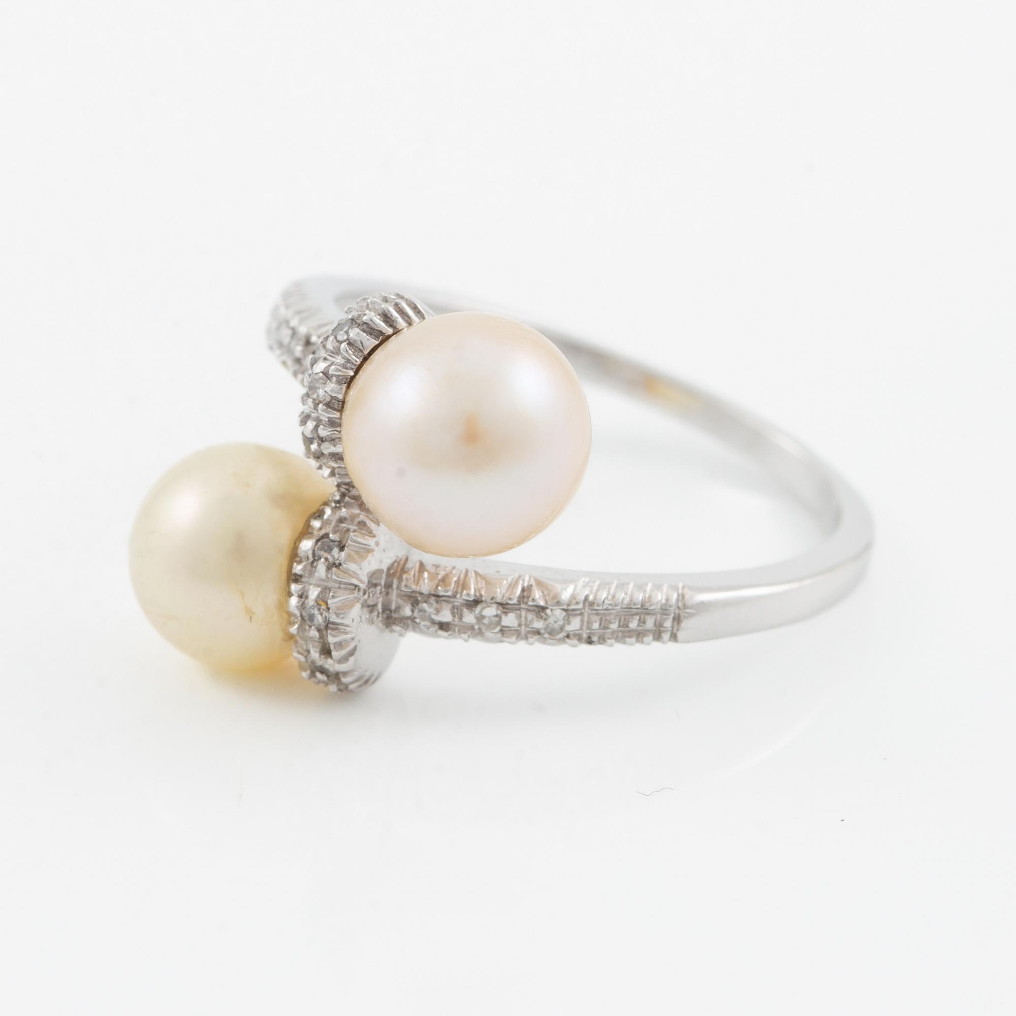 Ring in 18K white gold with pearls, one cultured and one imitation pearl, and eight-cut diamonds.