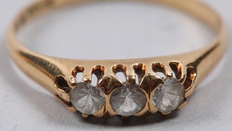 RINGAR, 3 st, guld. Briljanter resp strass.
