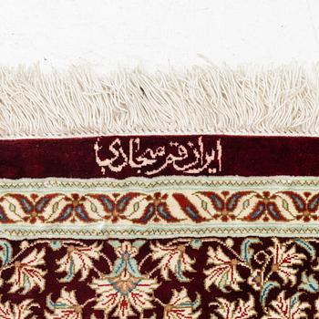 Matta, silke Ghom, signerad, ca. 106 x 80 cm.