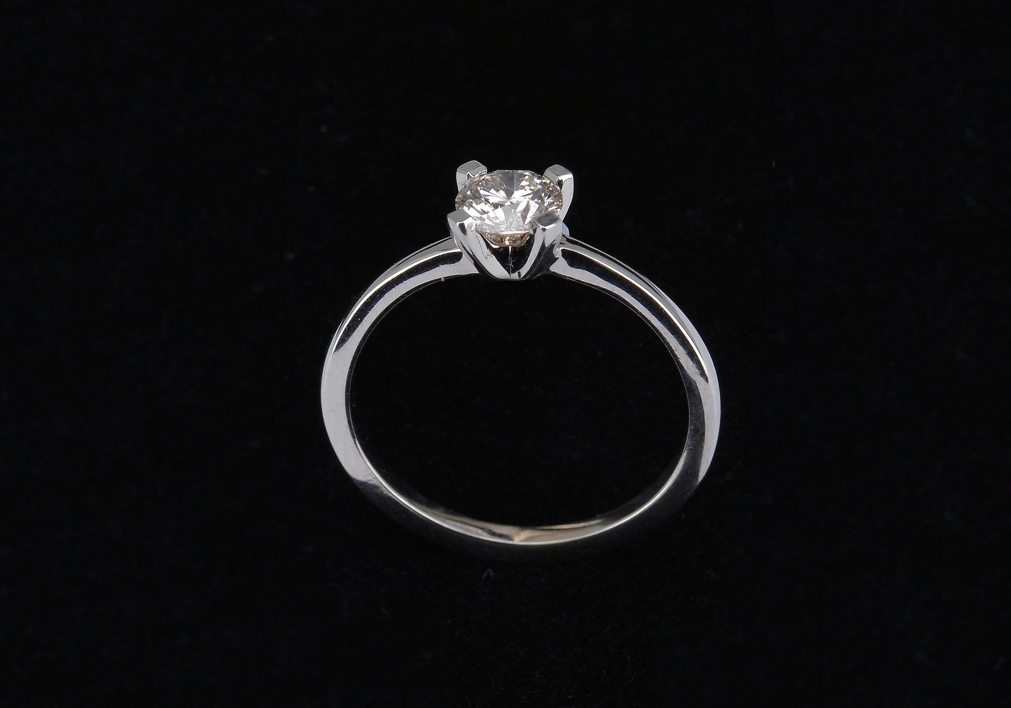 RING, vitguld 14K med briljantslipad diamant 0,50 ct, K/SI1. Vikt 2,2 g. Intyg.