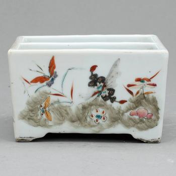 STÄLL. Porslin, Kina, 1800-tal.