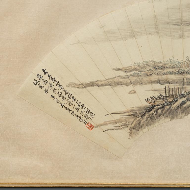 Oidentifierad konstnär, s.k. "Solfjädersmålning", Kustby med båtar, Kina, sen Qingdynasti / tidigt 1900-tal.