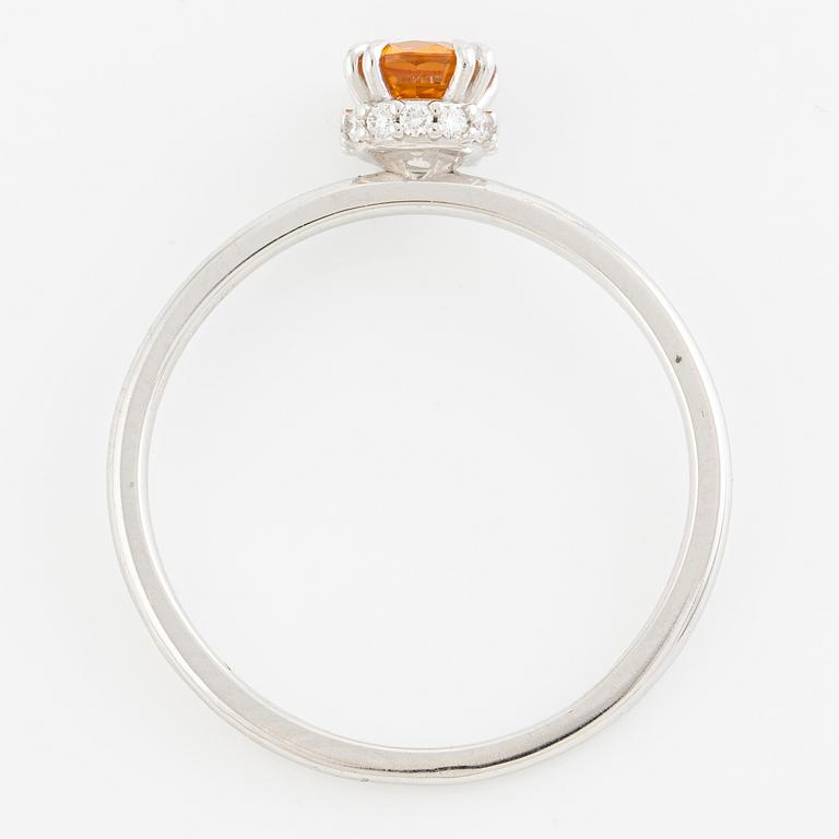 Ring 14K vitguld med orange safir och briljantslipade diamanter.