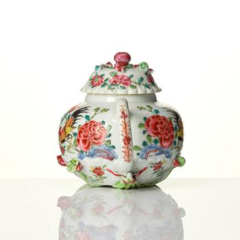 Tekanna med lock, porslin. Qingdynastin, Yongzheng (1723-35).
