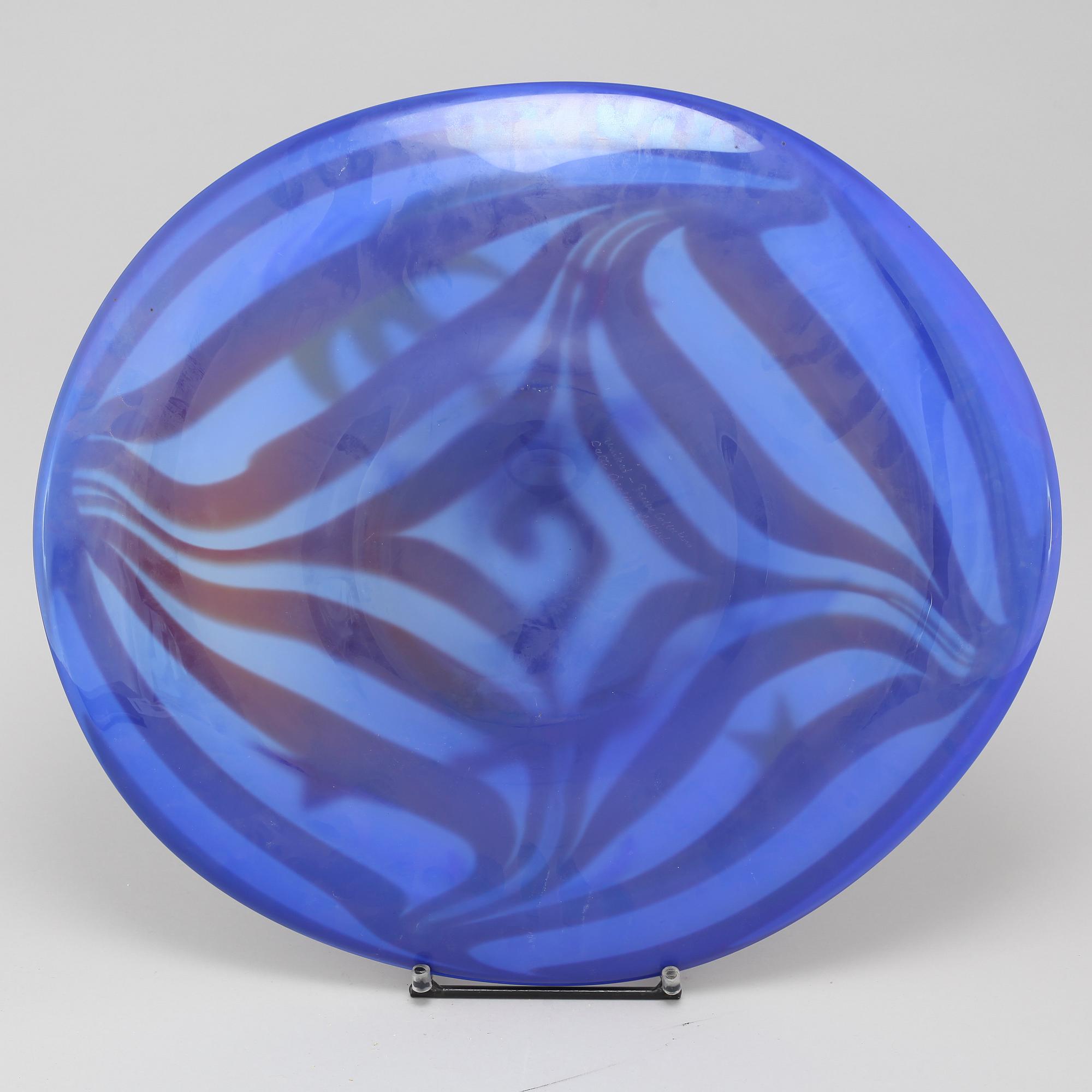 A unique glass dish, designed by Catti Åsélius Lidbeck, Fauve Collection, signed.