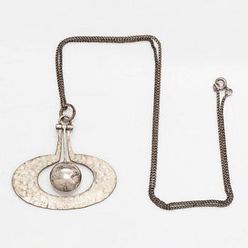 Tapio Wirkkala, halsband "Päron", sterlingsilver. Kultakeskus, Tammerfors 1975.