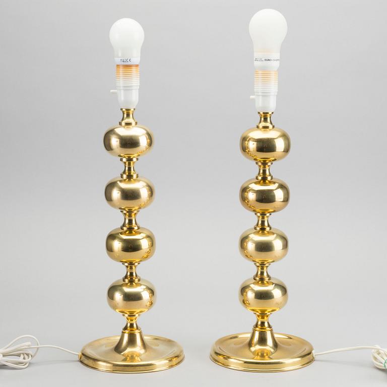 A PAIR OF BRASS TABLE LAMPS.