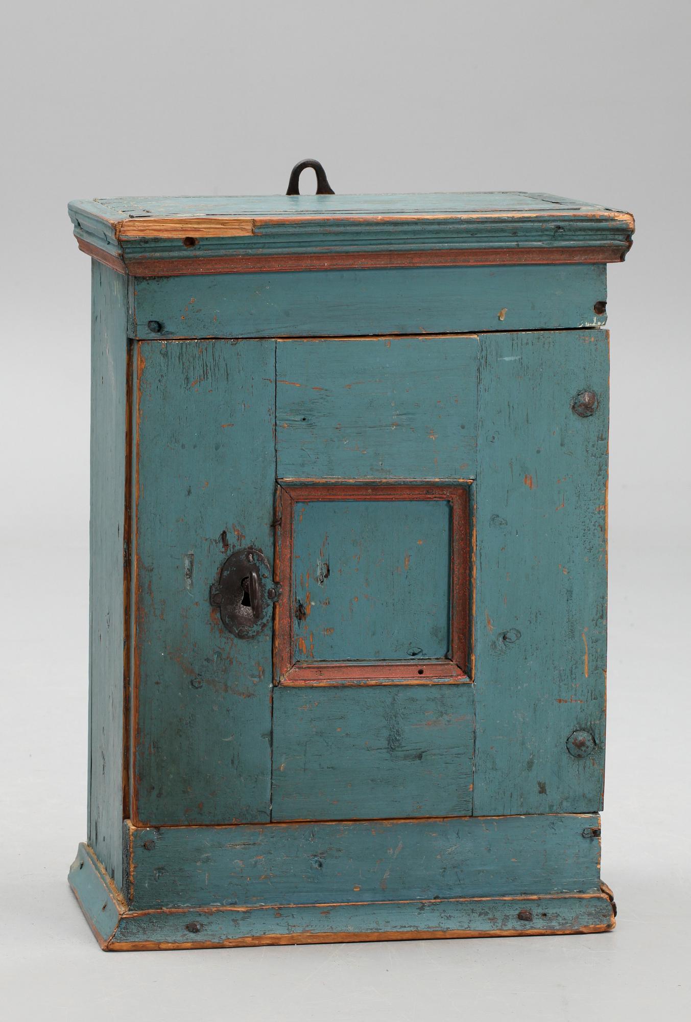 HÄNGSKÅP, allmoge, 1700-tal.