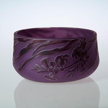 An Axel Enoch Boman Art Nouveau cameo glass bowl, Reijmyre.