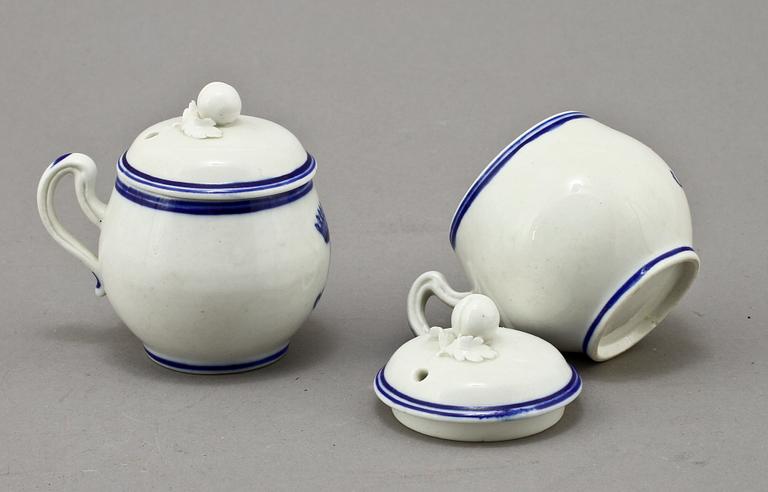 CREMEKOPPAR, ett par, porslin, 1900-talets första kvartal.