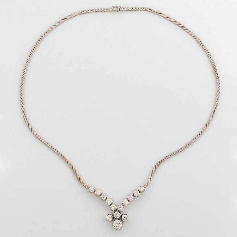 Collier 18K vitguld med runda briljantslipade diamanter total vikt ca 5.00 ct.