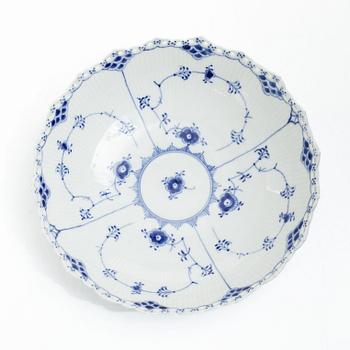Royal Copenhagen, Serveringsskålar, tre stycken samt terrin, porslin, "Musselmalet helblond" (Blue fluted full lace), 1968-73.