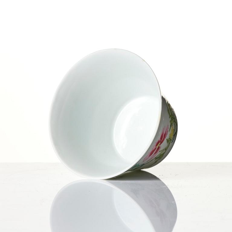 A small famille rose bowl, Qing dynasty, Yongzheng six-character mark and of the period (1723-35).