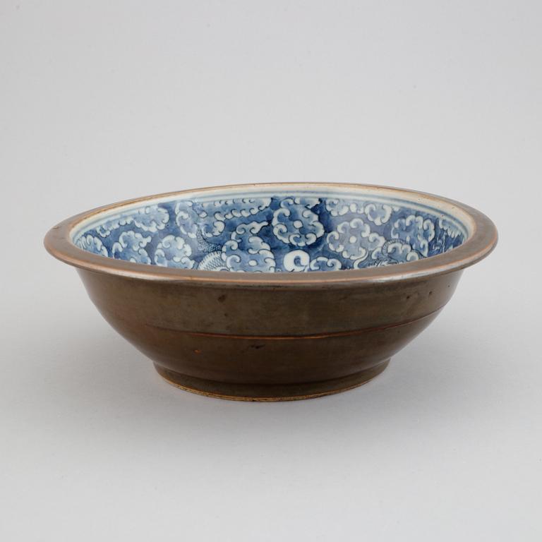 A blue and white and brown glazed wash basin, Qing dynasty, late 19th century.